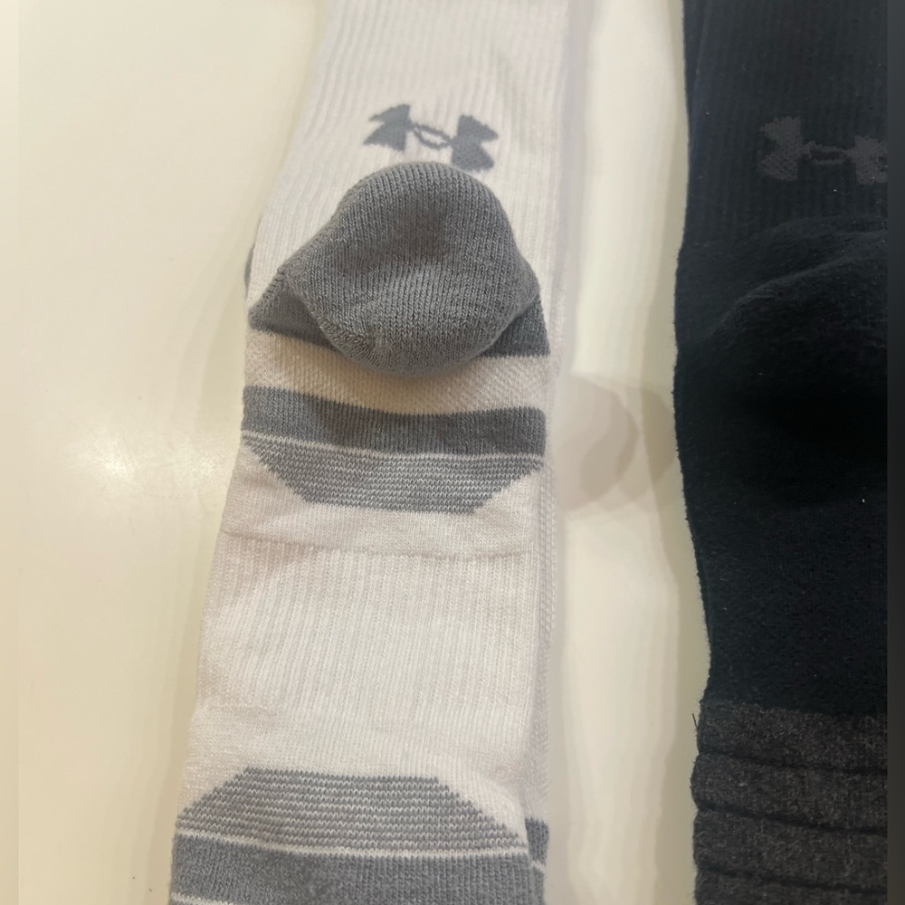 UNDER ARMOUR MEN’S CREW SOCKS 5 PAIRS. 3 WHITE. 1 GRAY. 1 BLACK. SIZE 8.5 - 13 - Picture 6 of 6